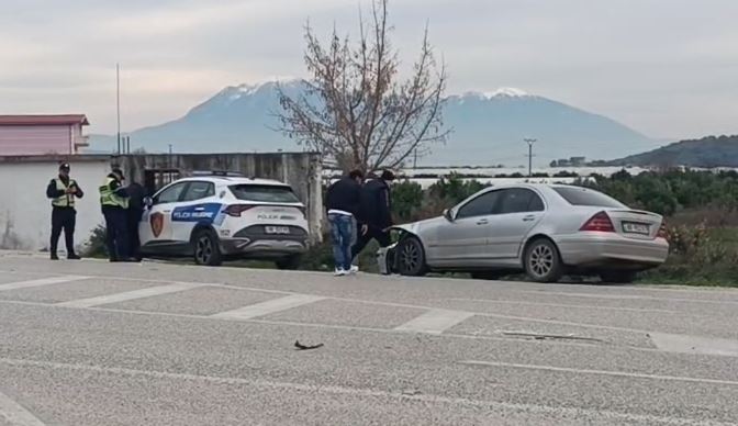 Aksident në në aksin Lushnjë Berat  tre makina përplasen me njëra tjetrën