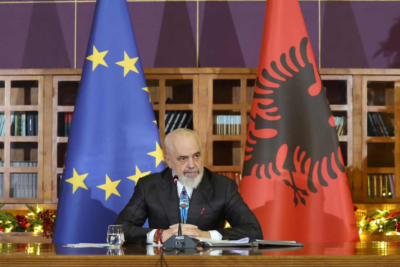 Kryeministri Edi Rama  konferenca e fundvitit me gazetarët