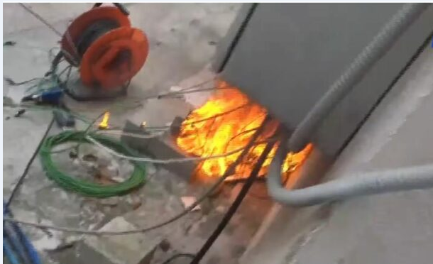 Zjarr jashtë sallës së Kuvendit  përfshihet nga flakët fibra e transmetimit të drejtpërdrejtë televiziv