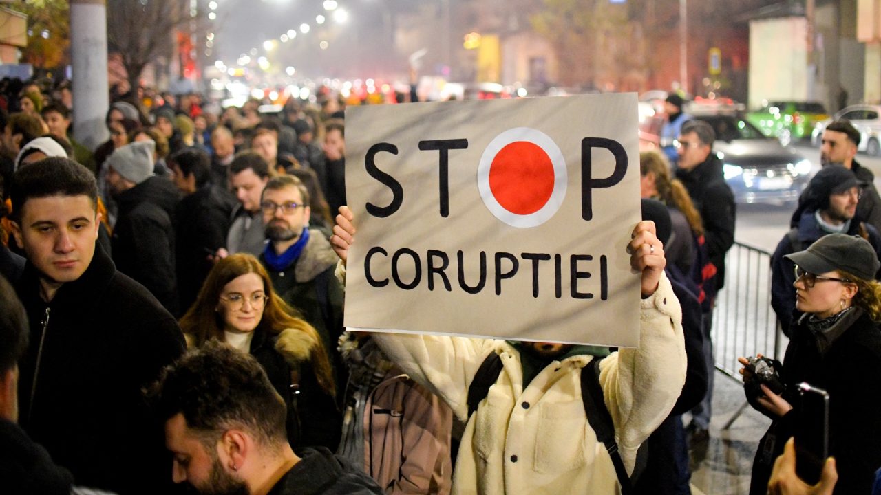 Qytetarët ngrihen në Rumani  Protesta masive kundër korrupsionit në drejtësi