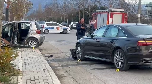 Aksident i rëndë në Kamëz  Dy makinat përplasen me njëra tjetrën  plagosen 4 persona