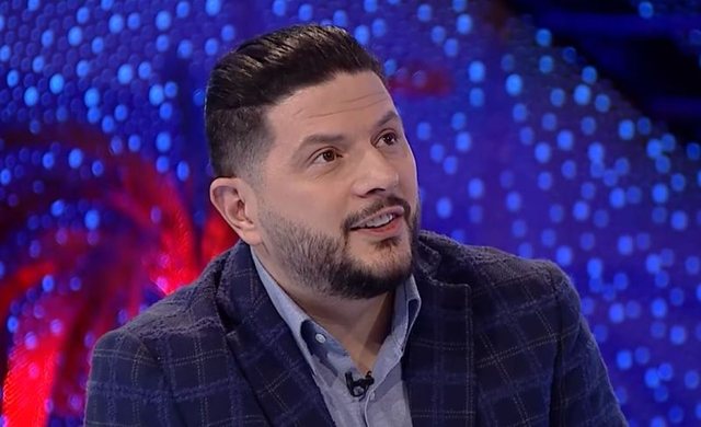 Motivim me para në dorë  Pikëpyetjet që ngre aktiviteti i Ermal Mamaqit në zemër të Tiranës 