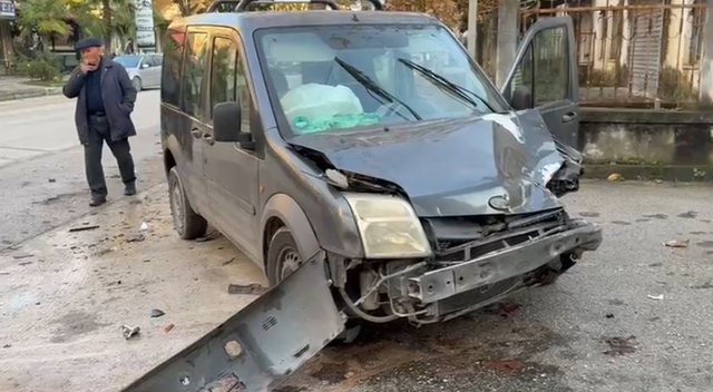 Aksident në Fier  Makina përplas fugonin e parkuar  një i plagosur