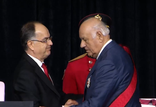 Kreu i Shtetit Begaj dekoron me urdhrin  Ylli i Madh  ish presidentin Moisiu