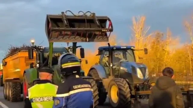 VIDEO  Protestat e fermerëve bllokojnë Francën  rrugë dhe linja hekurudhore të mbyllura