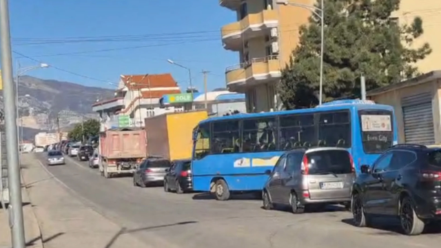 Kthimi i emigrantëve dhe lëvizjet për festat e fundvitit  Unaza e Elbasanit  paralizohet  nga trafiku