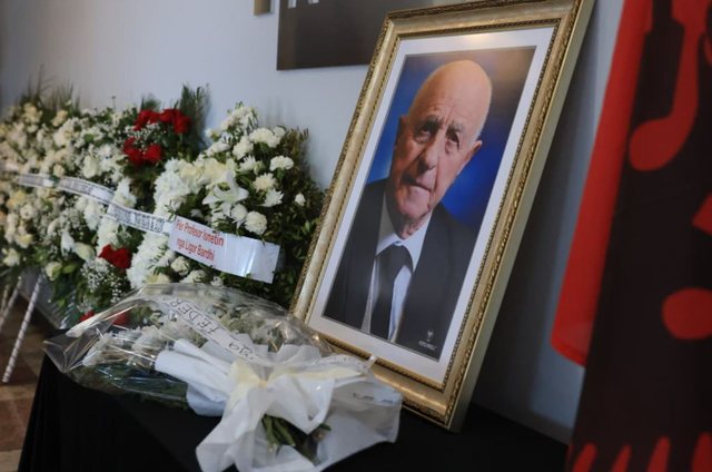 Mbahen homazhet për Ismet Bellovën  legjenda e mikrofonit sportiv përcillet për në banesën e fundit