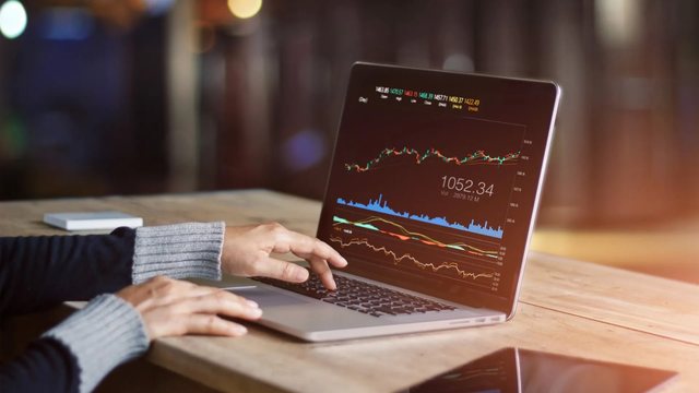 Skema  Mashtronin shtetas të huaj duke iu premtuar investime në bursa  Prokuroria e Tiranës dërgon në gjyq 7 persona