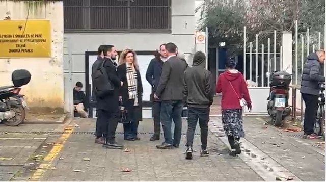 U lënduan 3 policë  Protesta e opozitës  sot njihen me masën e sigurisë 4 protestuesit e arrestuar  Deputetët e PD  para gjykatës