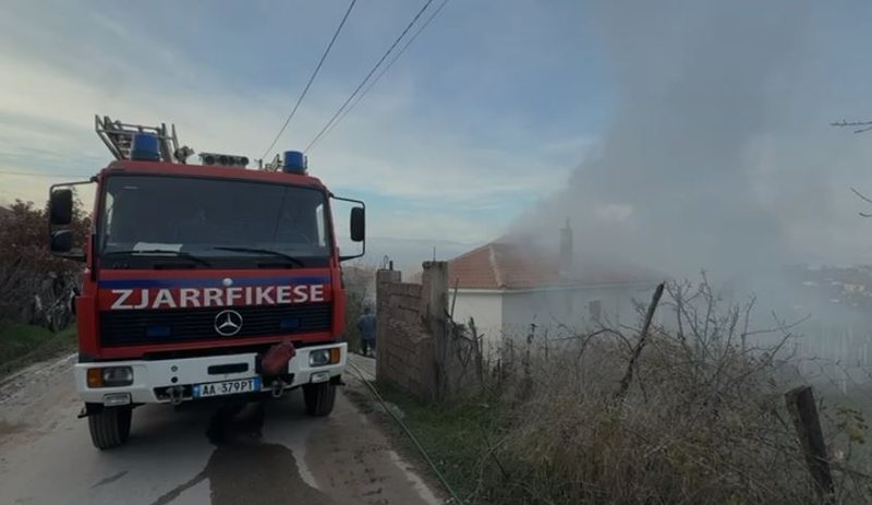 Shtëpia përfshihet nga flakët  rrezikohen disa të tjera ngjitur