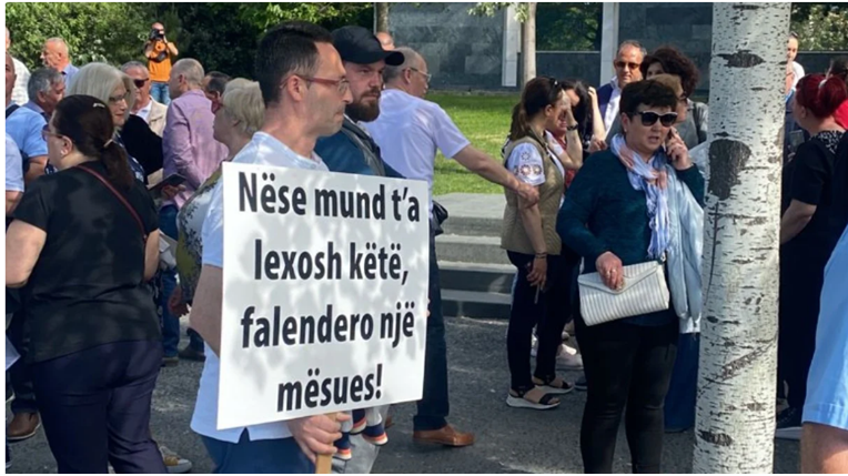 Mësuesit paralajmërojnë protesë më 18 dhjetorë për pagat e diplomat