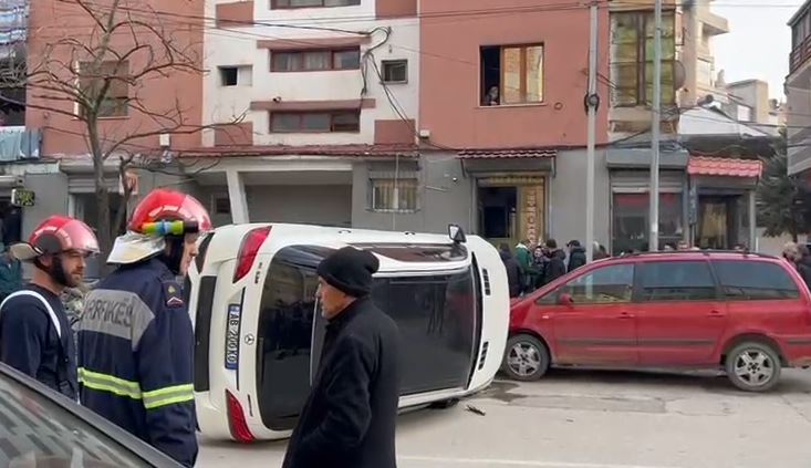 Aksident në Korçë  Shoferi humb kontrollit dhe përplaset me automjetin e parkuar  ML ja përmbyset në rrugë