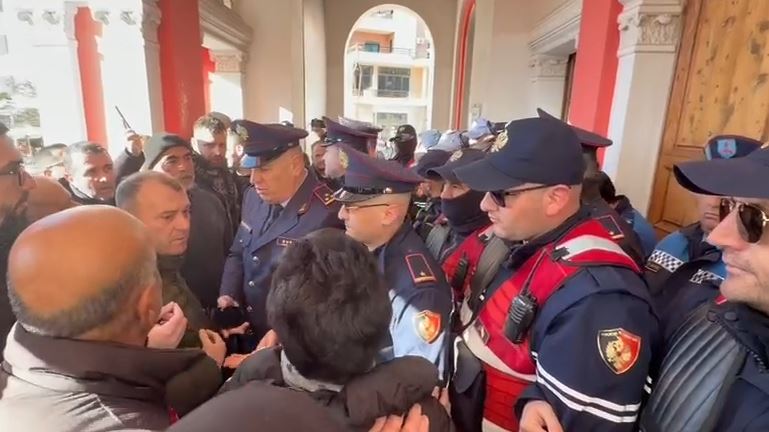  Haram votat tona  maskarenj    Pesë ditë pa ujë  qytetarët e Vlorës protestë  tentojnë të futen në godinën e Bashkisë  Ndalohen nga policia