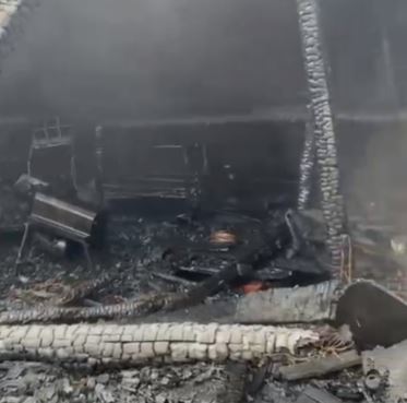 U përfshi nga flakët  shkrumbohet një banesë gjatë natës në Dibër