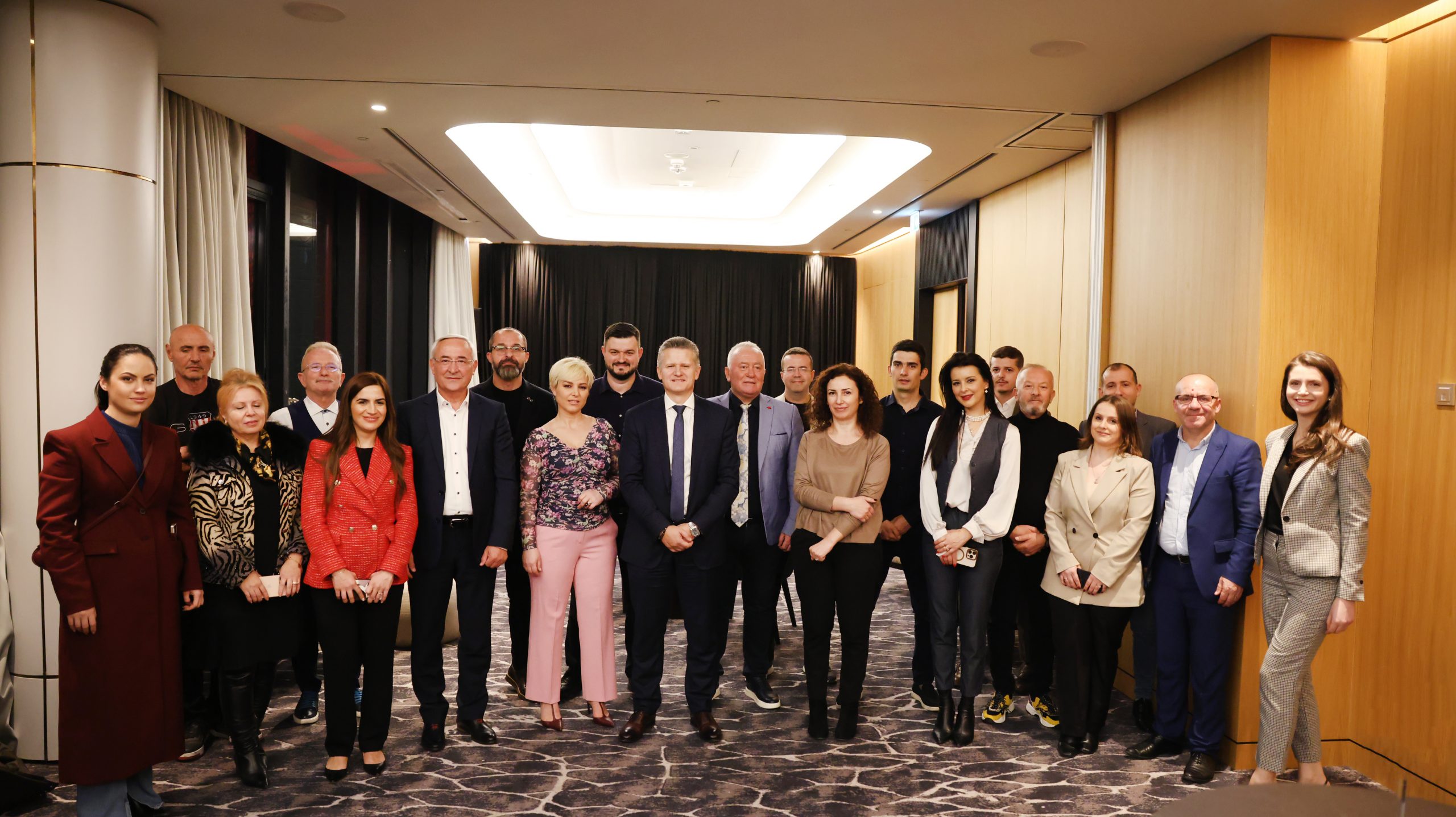 Engjëll Musai  Ja si u ndjenë gazetarët në takimin e fund vitit me dy drejtuesit kryesore te Bankave në Shqipëri  Presidentin e  AAB  Bledi   