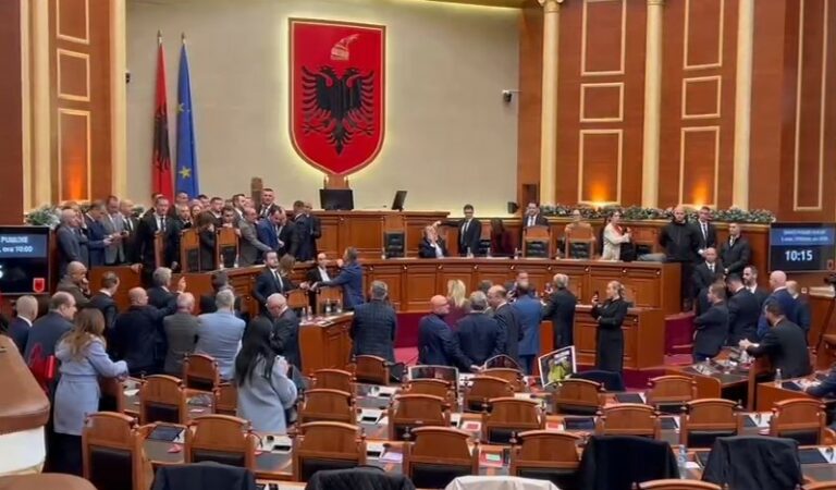 Tone të forta në Kuvend  Bardhi Peleshit  E ke mbyllur në kasafortë Belindën  Berisha  Silleni Lubinë dhe  palloshin  këtu 