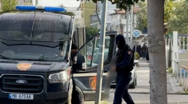 Detajet  Aksioni i RENEA s në Dobraç  kontrolle te pjesëtarët e fisit të Bajrave  I arrestuar  ushtari i Ervis Martinajt  bëri plan të vriste 