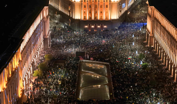Kryeministri jep dorëheqjen  qeveria bullgare rrëzohet pas protestave masive