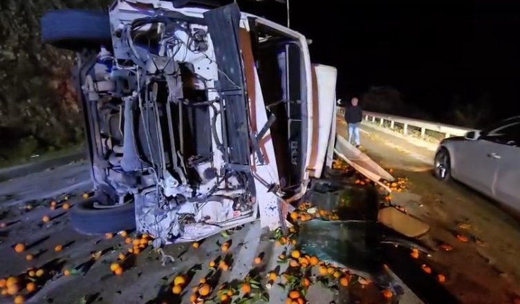 Aksident në aksin Levan Tepelenë  Kamioni ngarkuar me agrume del nga rruga  lëndohet shoferi