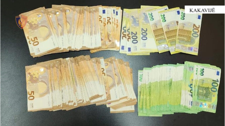 Tentoi të kalonte mbi 22 mijë euro pa i deklaruar  procedohet 54 vjeçari në Kakavijë