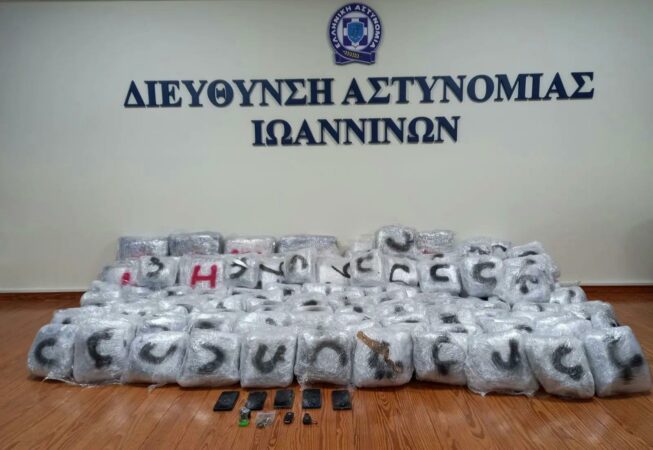 Operacion kundër drogës  në pranga tre shqiptarë  mes tyre edhe një grua  Tentoi t i ikte policisë dhe përplasi automjetet e tyre