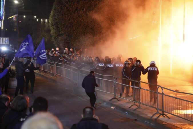 Molotovë drejt Kryeministrisë  Katër të arrestuar dhe 6 të proceduar nga protesta e opozitës