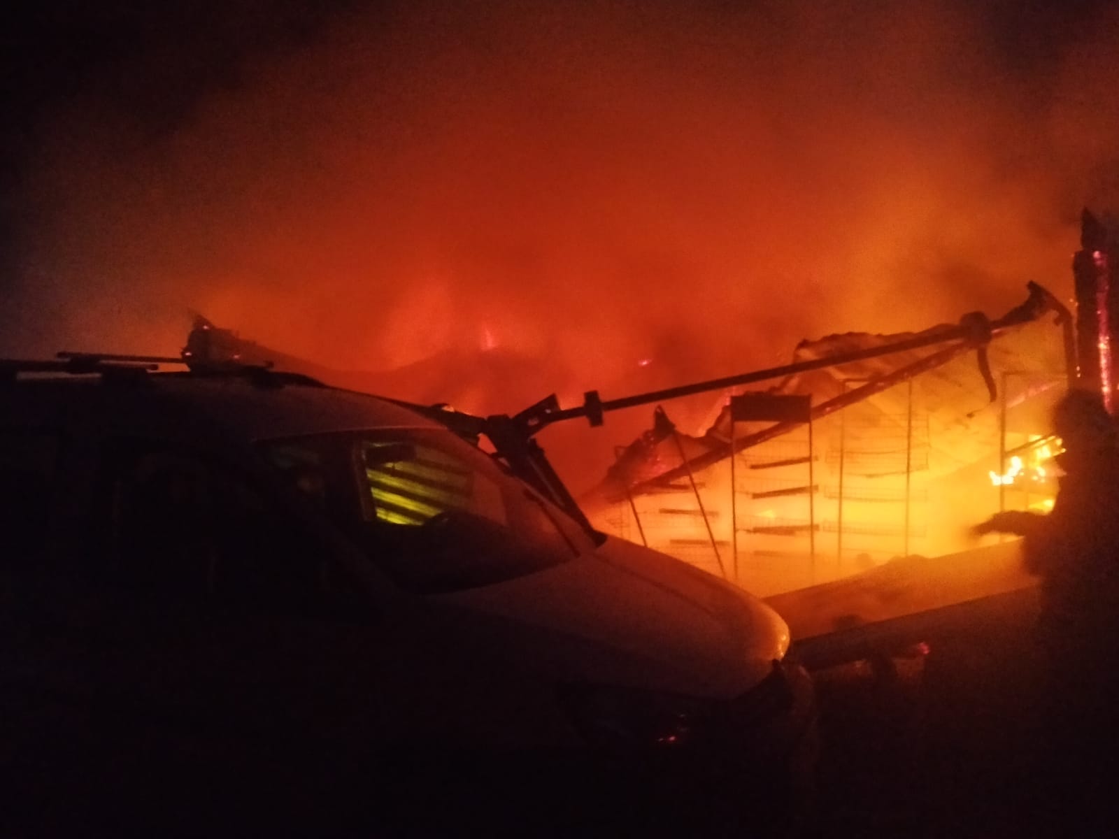 Zjarri shkrumbon një kioskë dhe dy automjete në aksin Librazhd Përrenjas  dyshohet për zjarrvënie të qëllimshme