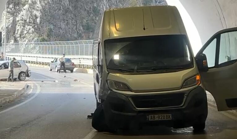 Aksident në  Rrugën e Arbrit   një makinë përplaset me furgonin  pamjet nga vendngjarja