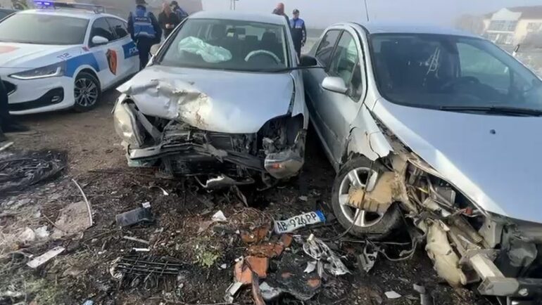 Aksident në Maqellarë Peshkopi  dy makinat  copë  nga përplasja  Plagoset çifti i bashkëshortëve  gruaja  shtatzënë