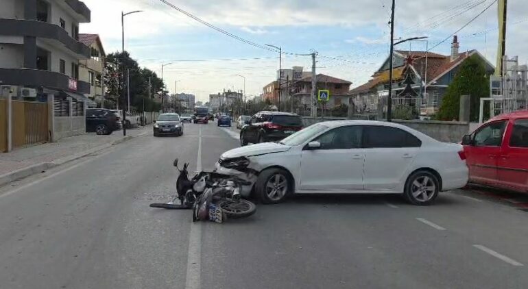 Aksident në Fier  makina përplaset me motorin  një i plagosur