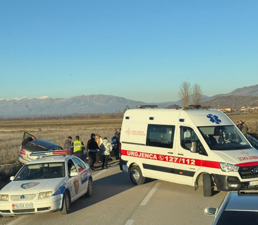 Aksident në aksin Korçë   Ersekë  dy të rinj të lënduar  mjeti përfundon në tokë bujqësore