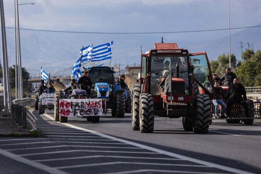 Përshkallëzohet protesta e fermerëve në Kretë  Aeroportet e Heraklionit dhe Hanias në kaos  përplasje të forta me policinë