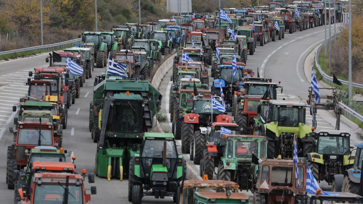 Greqia në valë protestash  Fermerët vijojnë me bllokimin e rrugëve në të gjithë vendin
