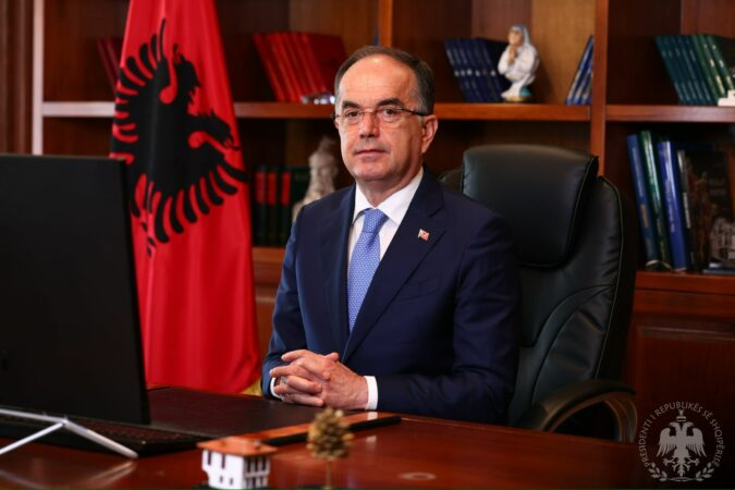 Presidenti Begaj uron Krishtlindjen  Le të jetë burim paqeje dhe gëzimi 