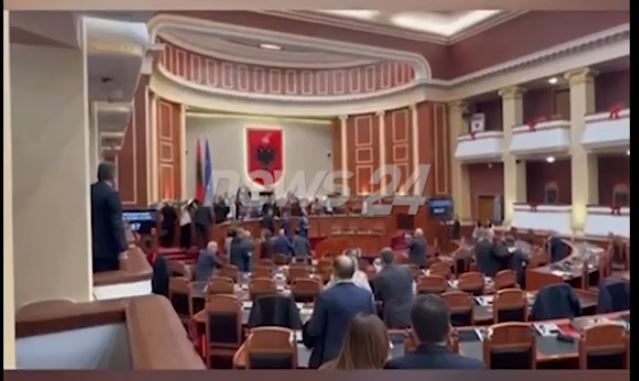 Video   Po mbroni hajdutët   Tensione në Kuvend  paralajmëron Berisha  Mos prekni deputetët se do përballeni me pasoja  Dorëzoni Agas terroristin