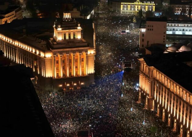  Dorëheqje    Mafia Jashtë  dhe  Për Zgjedhje të Drejta   Mijëra njerëz protestojnë sërish në Bullgari për të kërkuar dorëheqjen e qeverisë