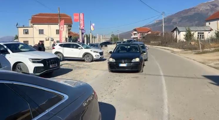 Dyndje e qytetarëve të Dibrës drejt Maqedonisë së Veriut në Doganën e Bllatës