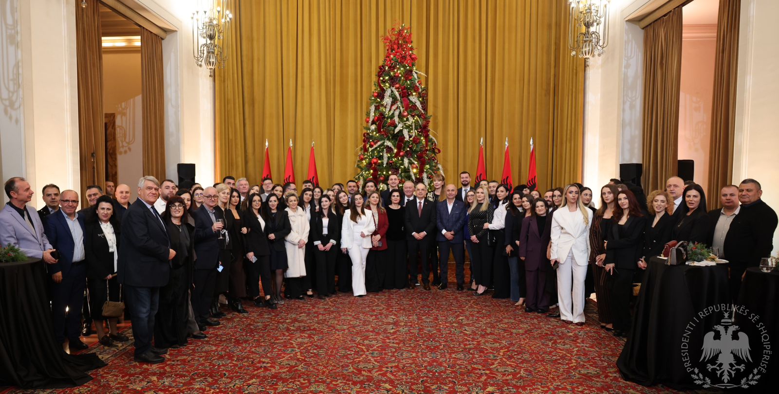 Begaj mbledh gazetarët për festat e fundvitit  Keni profesion më të vështirë se mjekët 