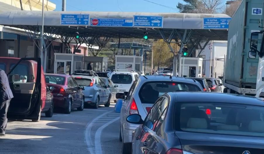 Protesta e fermerëve grekë  bllokohet për disa orë aksi Kakavijë Janinë  Lejohen të kalojnë vetë automjetet me emergjenca shëndetësore