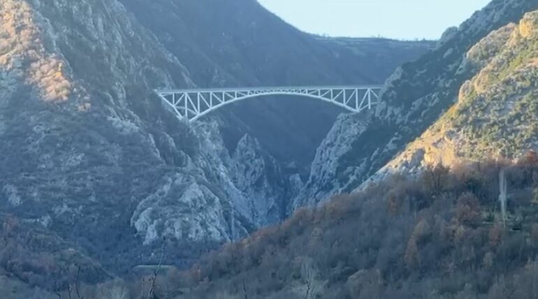 E rëndë në Mat  40 vjeçari hidhet nga ura rreth 160 metra e lartë  nipi i  gjeneralit  të krimit  Nehat Kulla