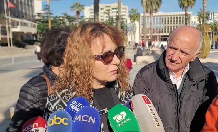 Familjarët e 15 vjeçarit të vrarë në Durrës ngrihen në protestë dhe kërkojnë drejtësi  Shkojnë në shkollë me thika  jo me libra