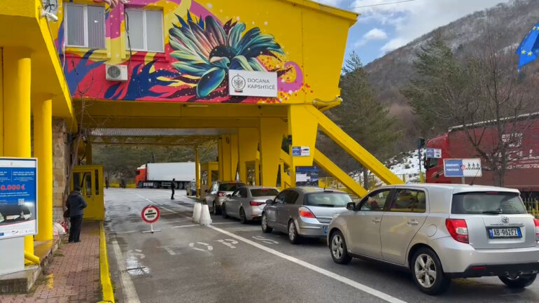 Fluks i shtuar në pikën e kalimit kufitar të Kapshticës në vigjilje të Krishtlindjeve  pala shqiptare punon me tre sportele