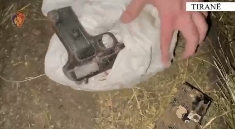 Lëviznin me armë në automjet  arrestohen dy të rinjtë në Tiranë