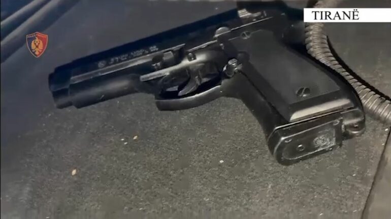  Jam agjent imobilar   Theu  arrestin shtëpiak  dhe mashtroi një shtetase se do t i gjente shtëpi me qira  duke i marrë para  arrestohet i riu