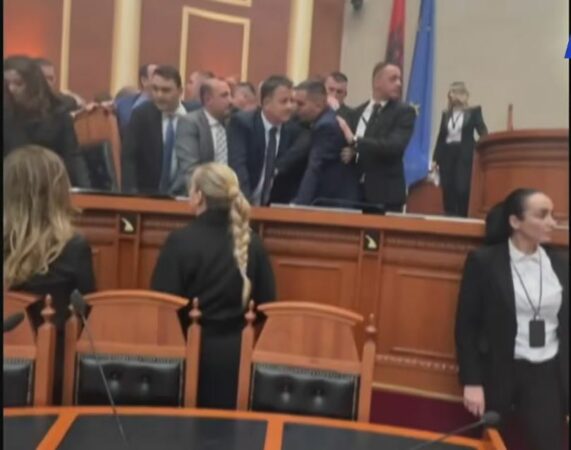 Tensione në Kuvend  deputetët e PD përplasen me Gardën