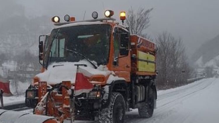 Bora dhe ngricat rrisin aksidentet  Shoqata e Siguruesve  Përgjegjësia s është vetëm e shoferëve  të kriposen rrugët