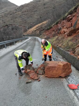 Reshjet e dendura të shiut shkaktojnë probleme në Qarkun e Kukësit  rrezik nga rënia e gurëve në disa akse
