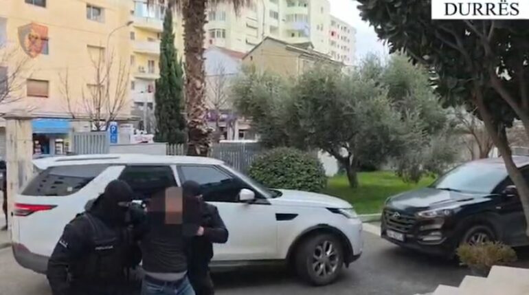 Plagosi me thikë vajzën e tij  arrestohet 56 vjeçari në Durrës