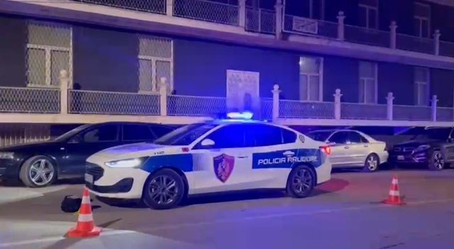 Zjarr në një banesë në Pedonalen e Korçës  zjarrfikëset në vendngjarje