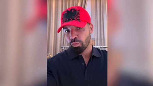 Një tjetër gjest simbolik  Drake shfaqet përsëri me simbolin kombëtar shqiptar